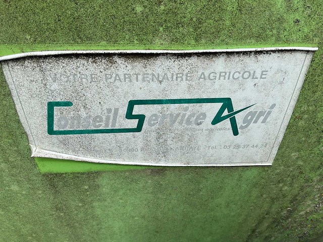 Landbouwtank met frame en pomp – buiten gebruik gesteld – gebruikt als watervat overige landbouwmachines - afbeelding 2 van  7