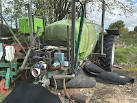 Landbouwtank met frame en pomp – buiten gebruik gesteld – gebruikt als watervat overige landbouwmachines - afbeelding 3 van  7