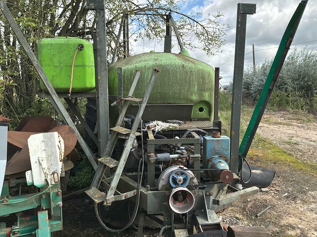 Landbouwtank met frame en pomp – buiten gebruik gesteld – gebruikt als watervat overige landbouwmachines - afbeelding 4 van  7