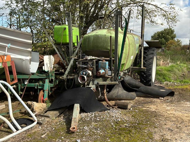 Landbouwtank met frame en pomp – buiten gebruik gesteld – gebruikt als watervat overige landbouwmachines - afbeelding 5 van  7