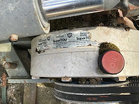 Landbouwtank met frame en pomp – buiten gebruik gesteld – gebruikt als watervat overige landbouwmachines - afbeelding 6 van  7