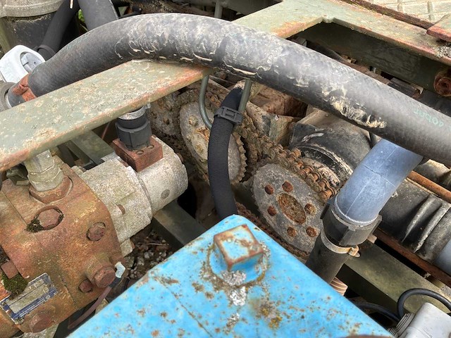 Landbouwtank met frame en pomp – buiten gebruik gesteld – gebruikt als watervat overige landbouwmachines - afbeelding 7 van  7