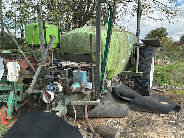 Landbouwtank met frame en pomp – buiten gebruik gesteld – gebruikt als watervat overige landbouwmachines - afbeelding 3 van  7