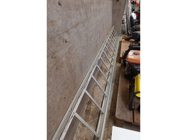 Lange ladder 22 treden (ongeveer 6m lengte) - afbeelding 1 van  3