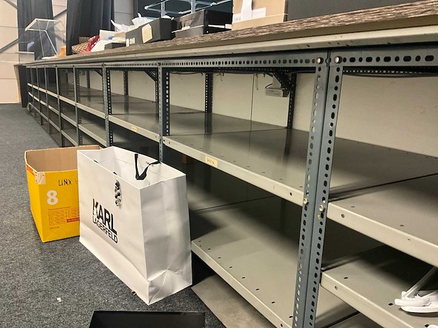 Lange legbordstelling met houten bovenblad als toog - afbeelding 2 van  18