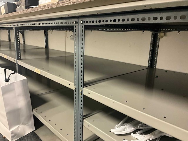 Lange legbordstelling met houten bovenblad als toog - afbeelding 3 van  18