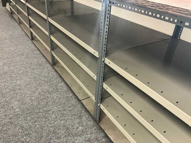 Lange legbordstelling met houten bovenblad als toog - afbeelding 4 van  18