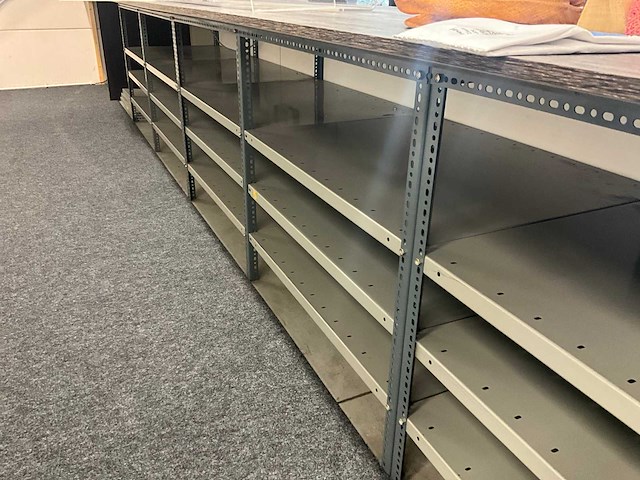 Lange legbordstelling met houten bovenblad als toog - afbeelding 5 van  18