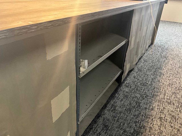 Lange legbordstelling met houten bovenblad als toog - afbeelding 7 van  18