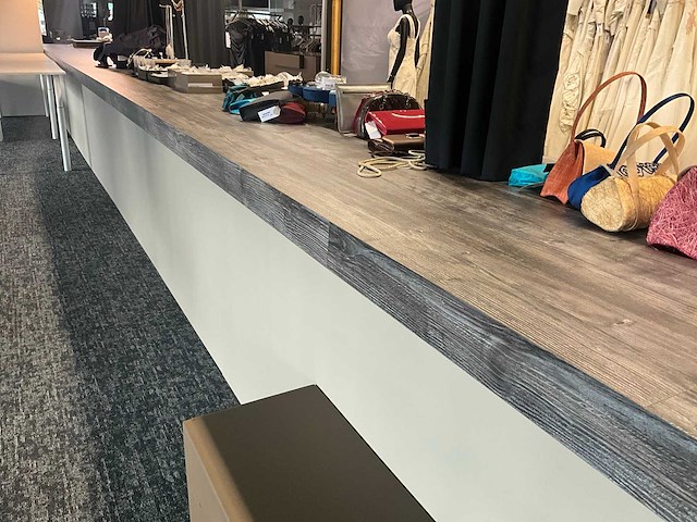 Lange legbordstelling met houten bovenblad als toog - afbeelding 1 van  18