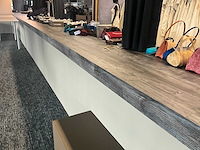 Lange legbordstelling met houten bovenblad als toog - afbeelding 1 van  18