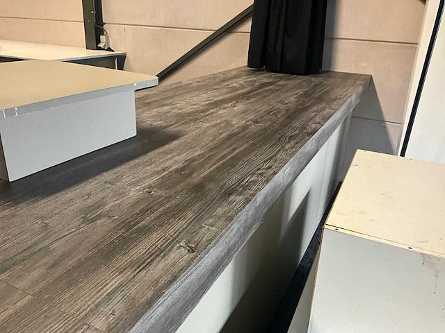 Lange legbordstelling met houten bovenblad als toog - afbeelding 11 van  18