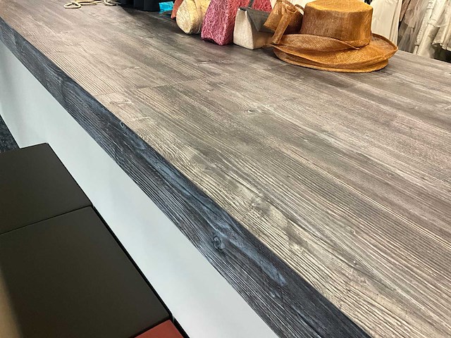 Lange legbordstelling met houten bovenblad als toog - afbeelding 12 van  18