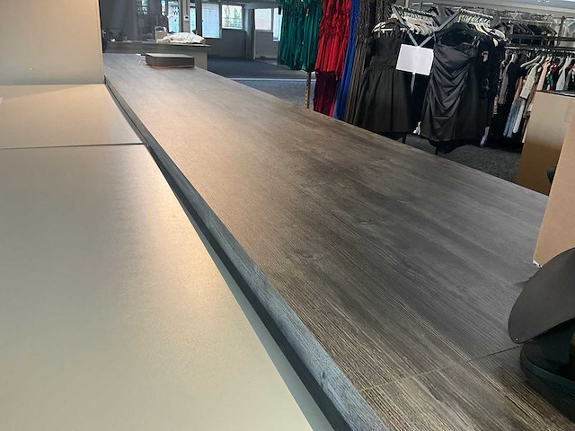 Lange legbordstelling met houten bovenblad als toog - afbeelding 13 van  18