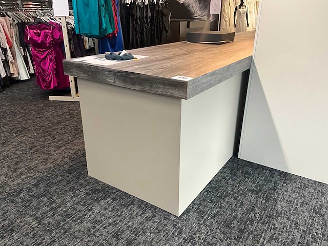 Lange legbordstelling met houten bovenblad als toog - afbeelding 14 van  18