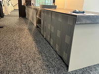 Lange legbordstelling met houten bovenblad als toog - afbeelding 16 van  18