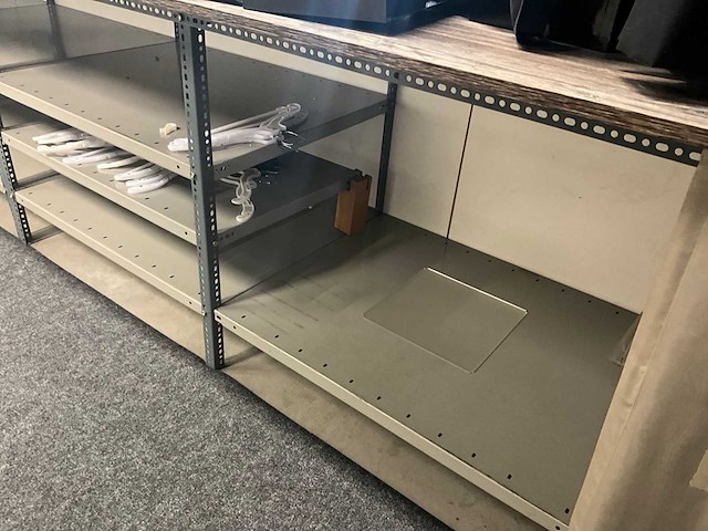 Lange legbordstelling met houten bovenblad als toog - afbeelding 18 van  18