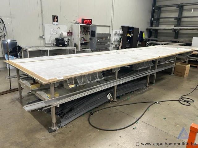 Lange werktafel met metalen onderstel - afbeelding 1 van  1