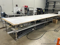 Lange werktafel met metalen onderstel