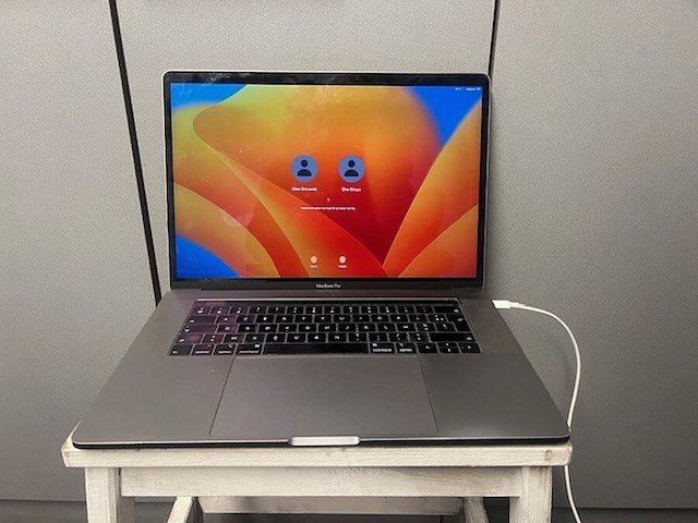 Laptop apple macbook pro model a1990 met lader (beveiligd met wachtwoord) (2) - afbeelding 2 van  8