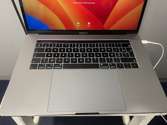 Laptop apple macbook pro model a1990 met lader (beveiligd met wachtwoord) (2) - afbeelding 3 van  8