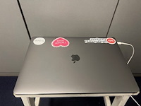 Laptop apple macbook pro model a1990 met lader (beveiligd met wachtwoord) (2) - afbeelding 5 van  8