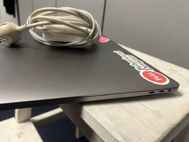 Laptop apple macbook pro model a1990 met lader (beveiligd met wachtwoord) (2) - afbeelding 6 van  8