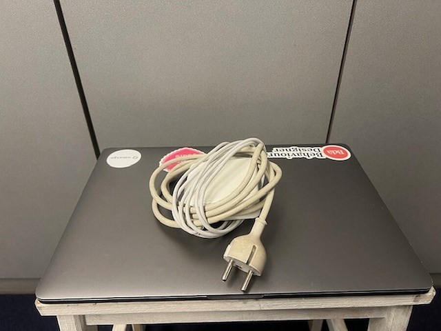 Laptop apple macbook pro model a1990 met lader (beveiligd met wachtwoord) (2) - afbeelding 7 van  8