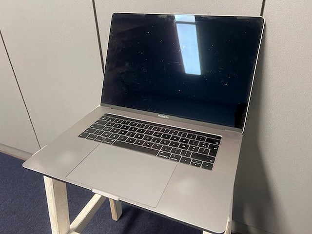 Laptop apple macbook pro model a1990 met lader (scherm defect en beveiligd met wachtwoord) (1) - afbeelding 1 van  3