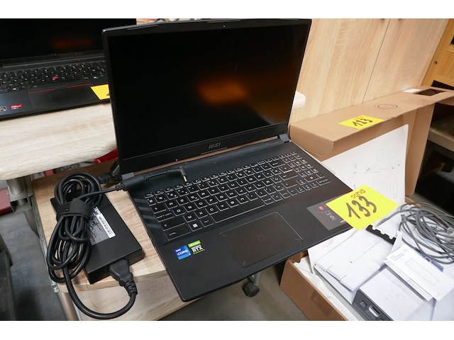 Laptop met lader hisi - afbeelding 1 van  4