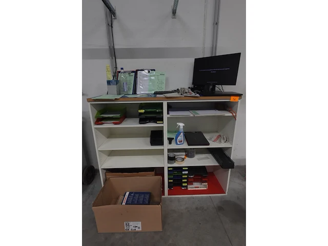 Laptop samen met 2x kast & inhoud - afbeelding 1 van  6