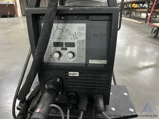 Lasapparaat ewm taurus 355 synergic s hp mm tkm, serienummer 0000574603, op verrijdbare kar met kabels, lastoorts, massaklem en diverse kleine onderdelen. - afbeelding 2 van  3