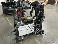 Lasapparaat ewm taurus 355 synergic s hp mm tkm, serienummer 0000574603, op verrijdbare kar met kabels, lastoorts, massaklem en diverse kleine onderdelen.