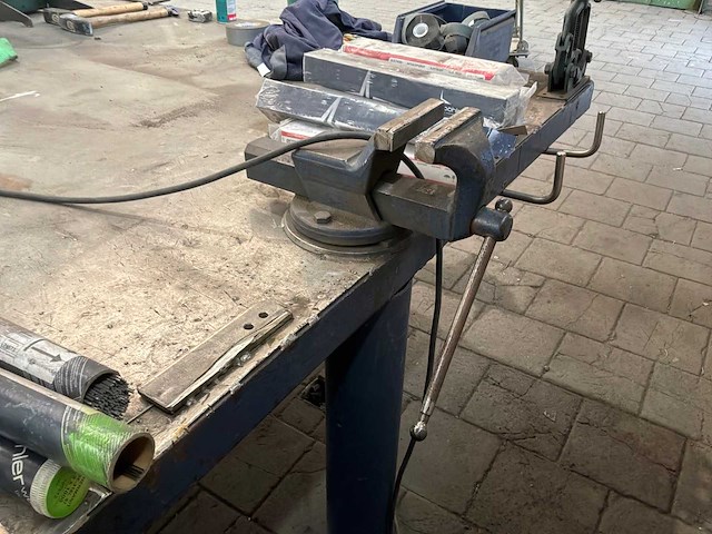 Lastafel met 6 bankschroeven en 2 buizenplooiers - afbeelding 3 van  12