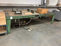 Lastafel met pneumatische perscilinders