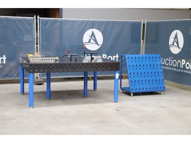 Lastafel van genitreerd staal met gereedschap nieuw - afbeelding 1 van  1