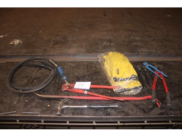 Lastoorts met kabel, koevoet, hamer, betonschaar, tang, paar handschoenen, werking niet gekend - afbeelding 1 van  1