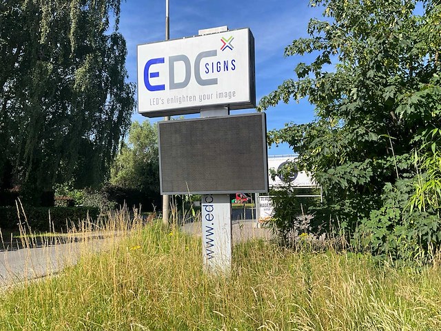 Led scherm met lichtbak op paal - afbeelding 1 van  10
