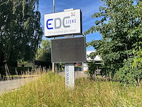 Led scherm met lichtbak op paal