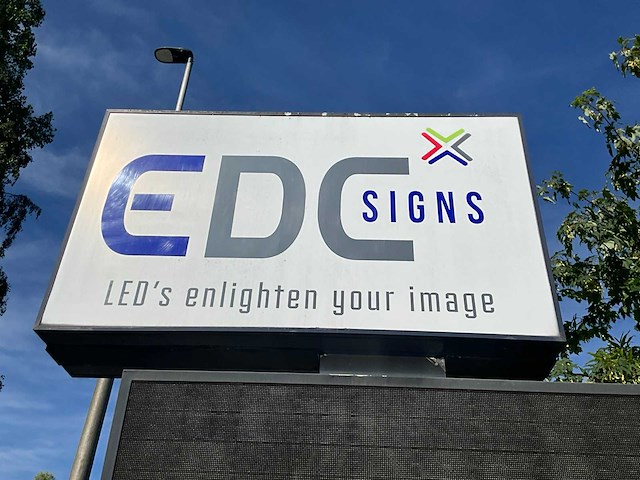 Led scherm met lichtbak op paal - afbeelding 9 van  10
