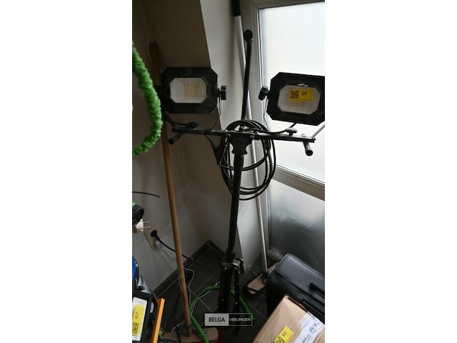 Led-werklicht met statief en twee lampen - afbeelding 1 van  1