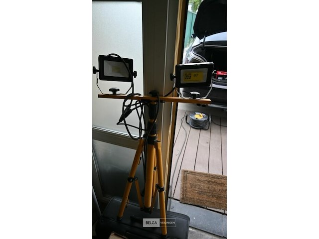 Led-werklicht met statief en twee lampen - afbeelding 1 van  1