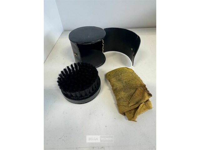 Lederen etui met schoenborstel - afbeelding 3 van  3