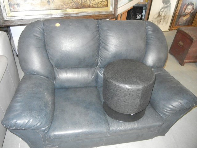 Lederen twee zit met zwarte poef - afbeelding 1 van  2