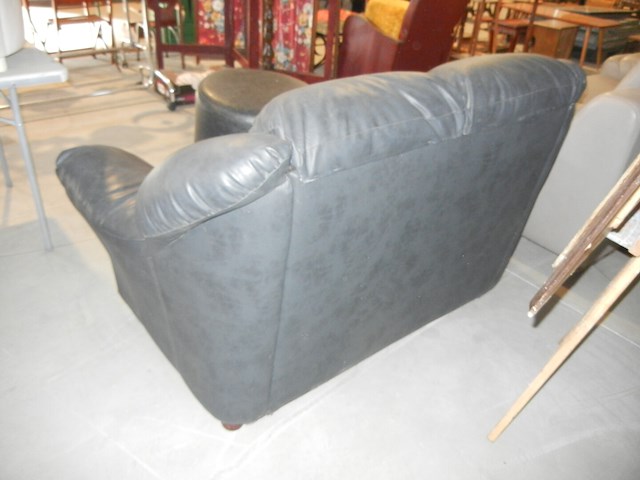 Lederen twee zit met zwarte poef - afbeelding 2 van  2