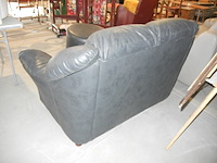 Lederen twee zit met zwarte poef - afbeelding 2 van  2