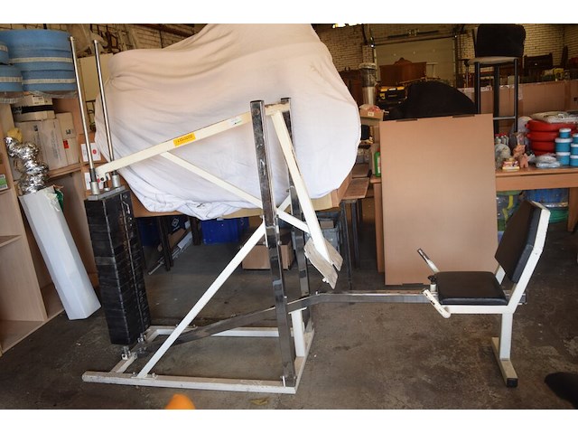 Leg press fitnessmachine voor het trainen van beenspieren - afbeelding 1 van  7