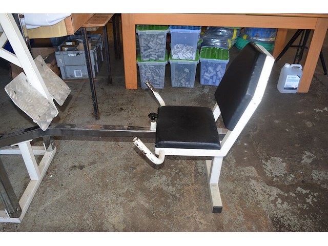 Leg press fitnessmachine voor het trainen van beenspieren - afbeelding 3 van  7