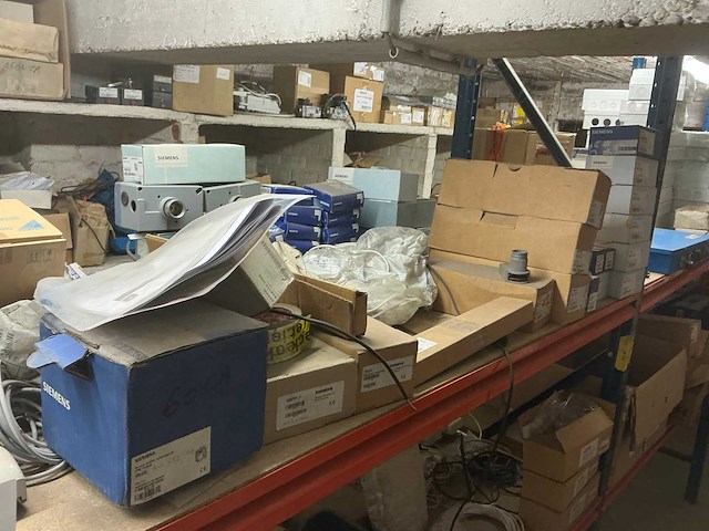 Legbordstelling met inhoud - afbeelding 7 van  21