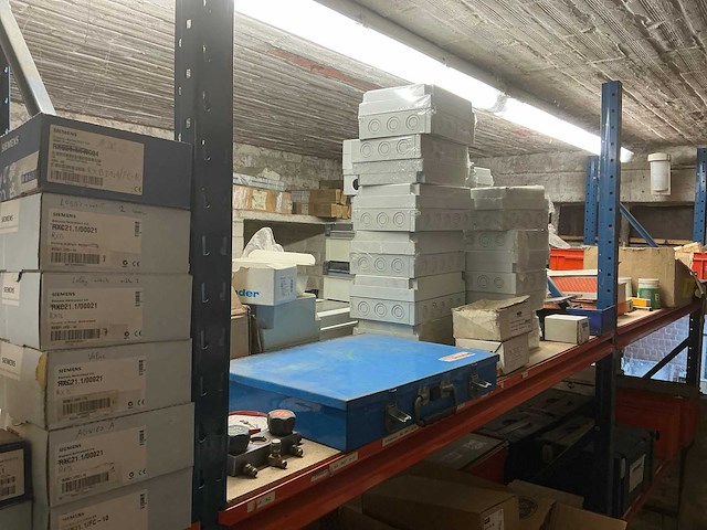 Legbordstelling met inhoud - afbeelding 8 van  21